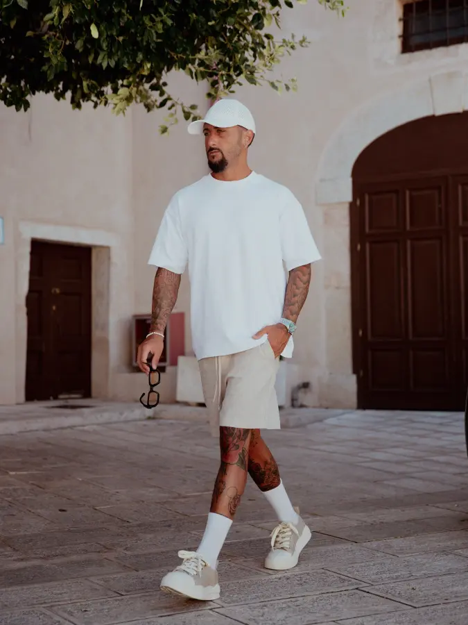 Oatmeal Linen Relaxed Shorts & Oversized Tee – Masterclass in Light Vacation Packing
