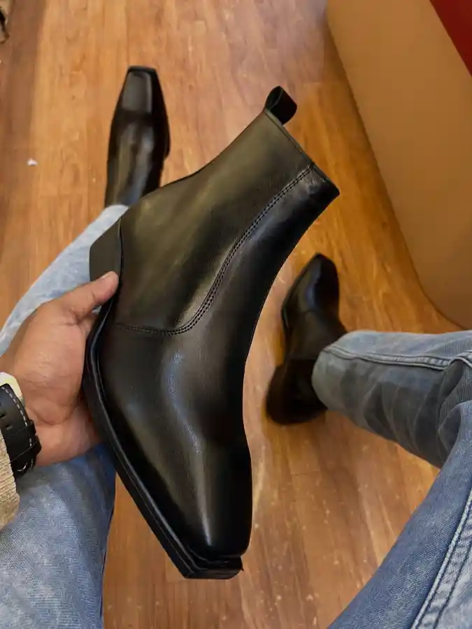 Sharp Square-Toe Leather Boot Elevating Modern Transitions
