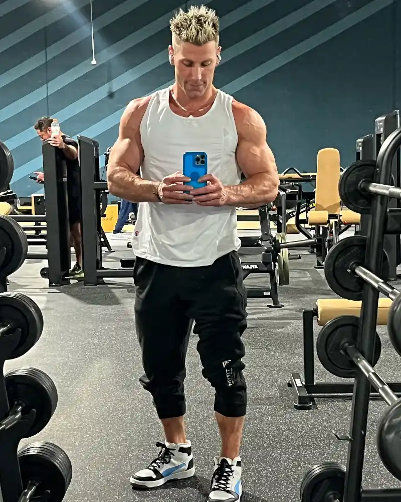 White Performance Tank & Monochrome Gymwear – Athletic Summer Minimalism